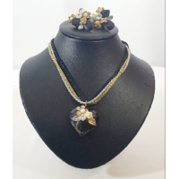 Ketting met hanger en oorbellen